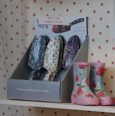 かわいい子供用ブーツと移植ゴテ