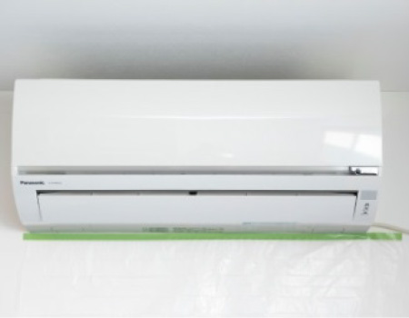 作業前にエアコンが正常に作動しているか確認します