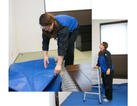 エアコン周辺の壁、窓、床に汚れが飛び散らないように養生を行います。