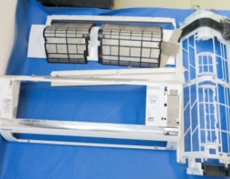 フィルター、パネル等、分解できるパーツは取り外します。