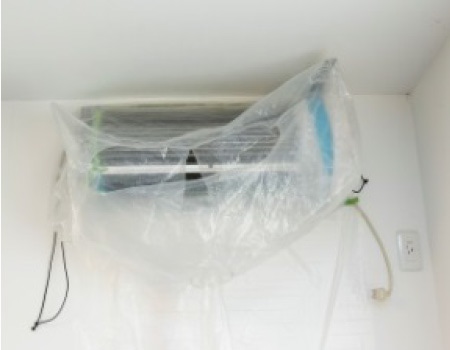 汚れが飛び散らないように本体の養生を行います。