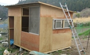 コンパネと2/4材で作るパネル構造の小屋