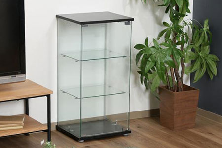 4面ガラス張り　金属支柱