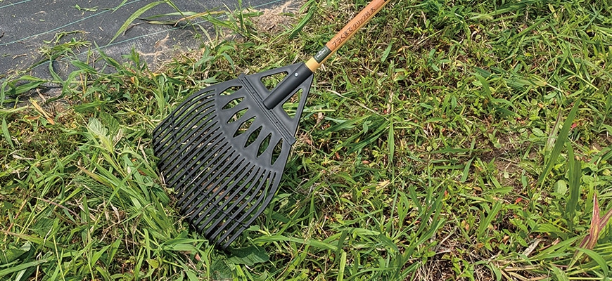 庭や畑の清掃作業に