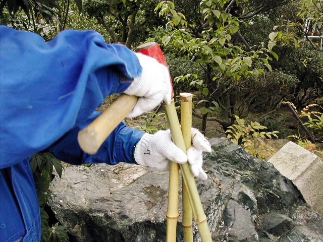 ４．3本立てた白竹を頂点で中央に集め、木づちでトントン叩いて根元を埋め込みます。