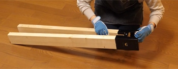 カットした2×4材2本を作業台ブラケットに差し込みます。