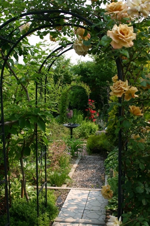 第24回 ローズアーチのある庭 アーチをプラスしてワンランク上のガーデンに Gardening Life 菜園 ガーデン倶楽部