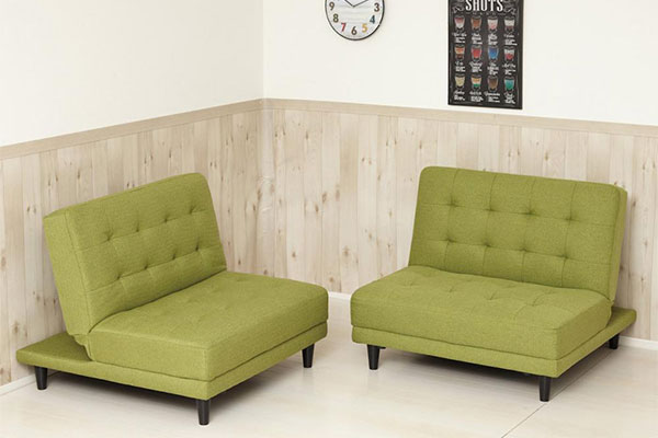 離してシングルソファーに