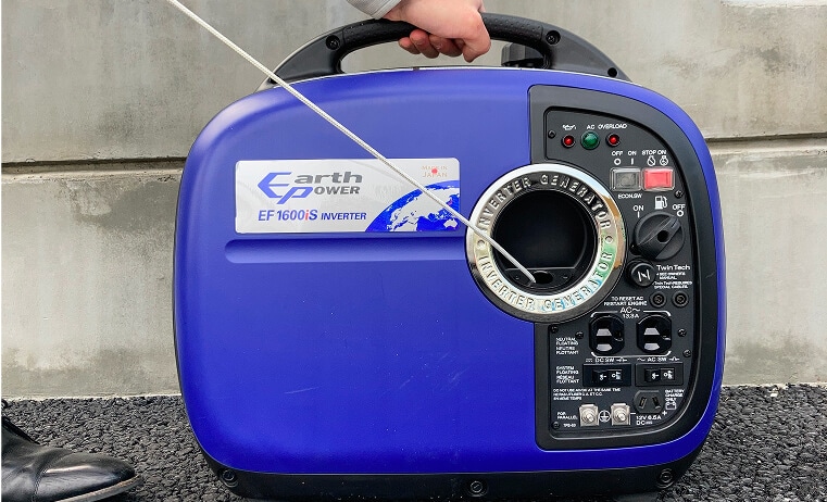 リコイルスタータハンドルを軽く引き出している写真