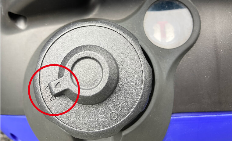 燃料タンクキャップつまみをONにする写真