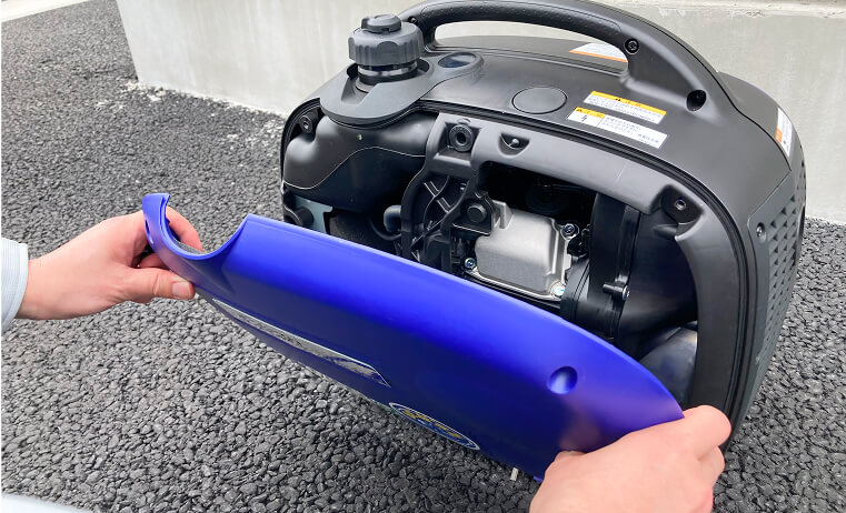 背面カバーを外側に引いて取り外す写真