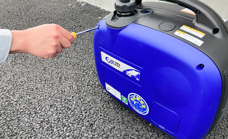 スクリュを締め付ける写真