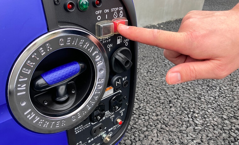 エンジンスイッチをSTOPにする写真