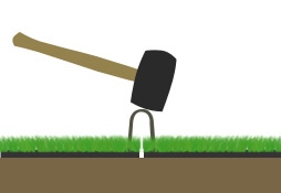継目の部分は、両方の人工芝に掛けるように止めます。